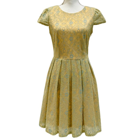 Miami Butter Yellow Lace Fit & Flare Dress | Cap Sleeves & Cutout Back (S) - Picture 2 of 14